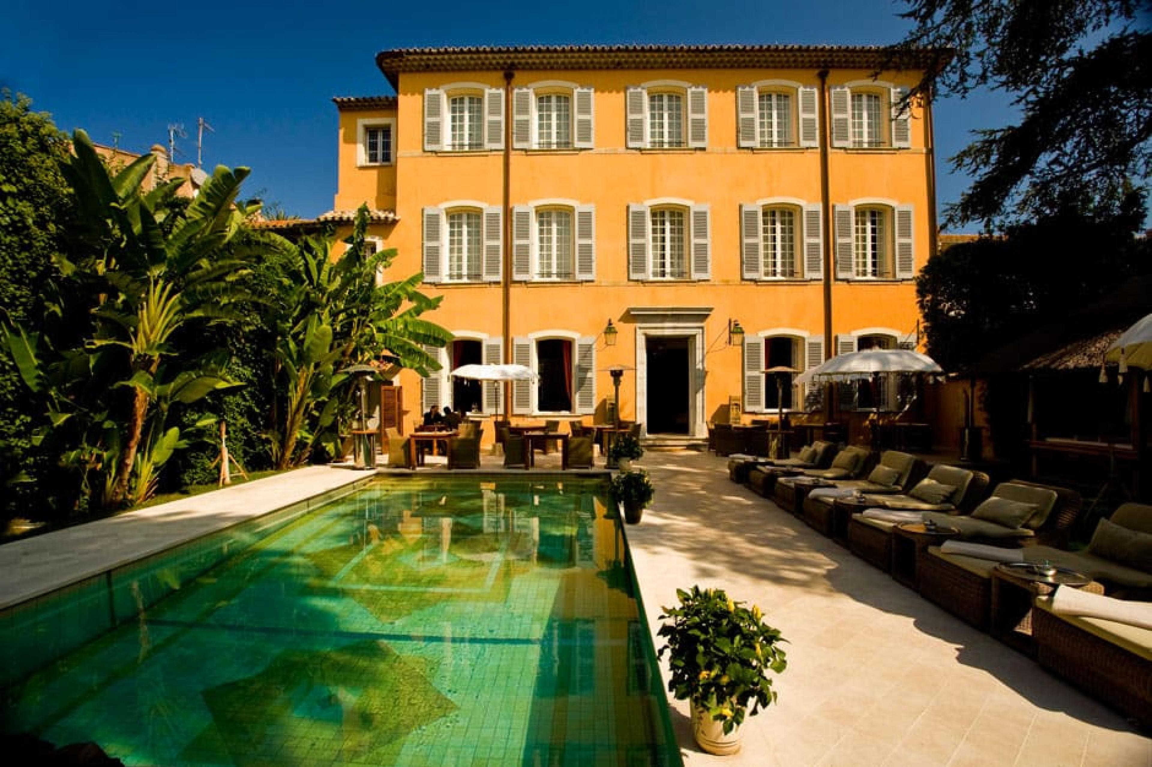 Pool Lounge at Pan Deï Palais, St. Tropez, France - Photo Courtsey : Peter Brown