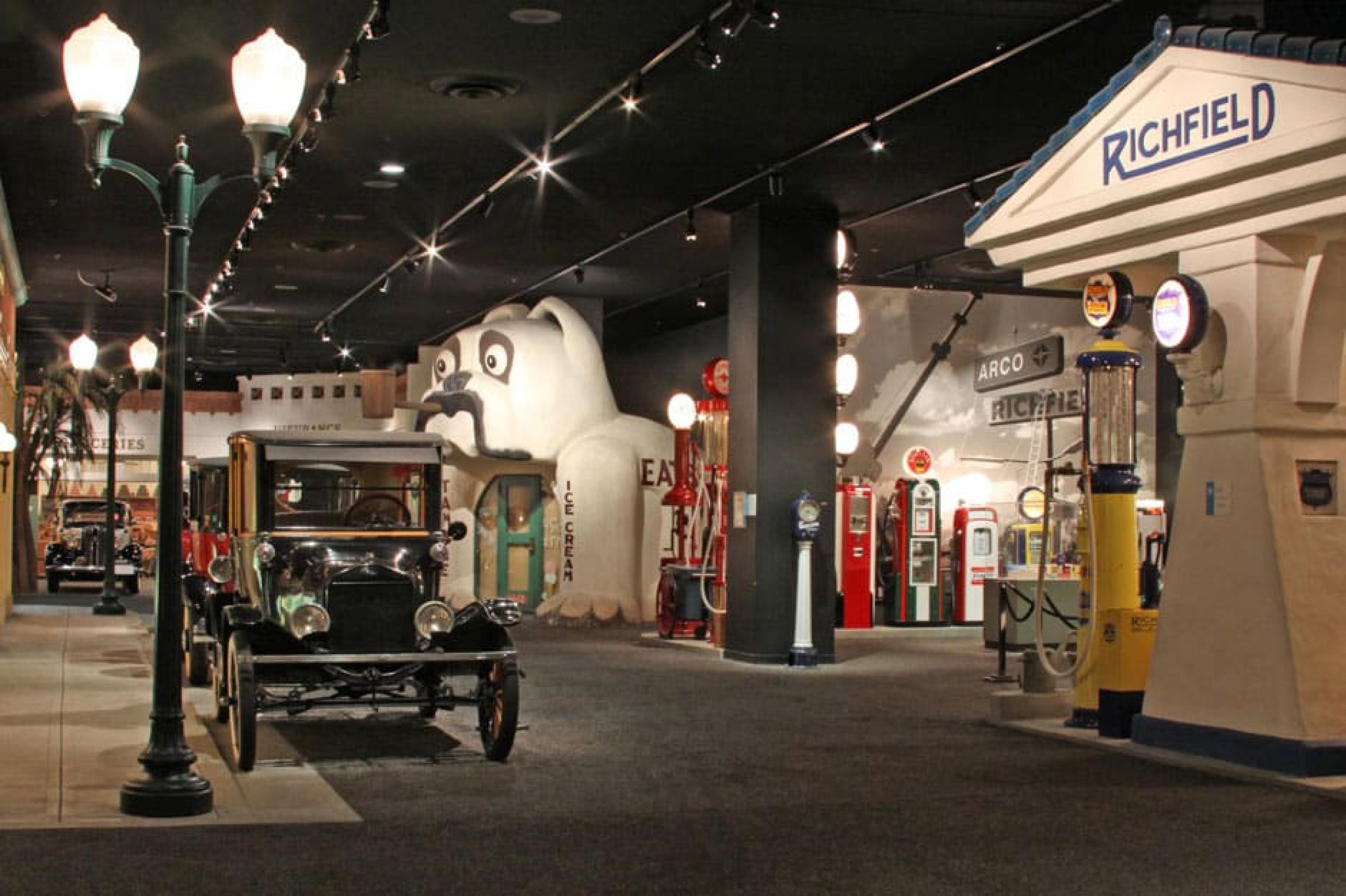 Automative museum  , Petersen Automotive Museum  ,  Los Angeles, California