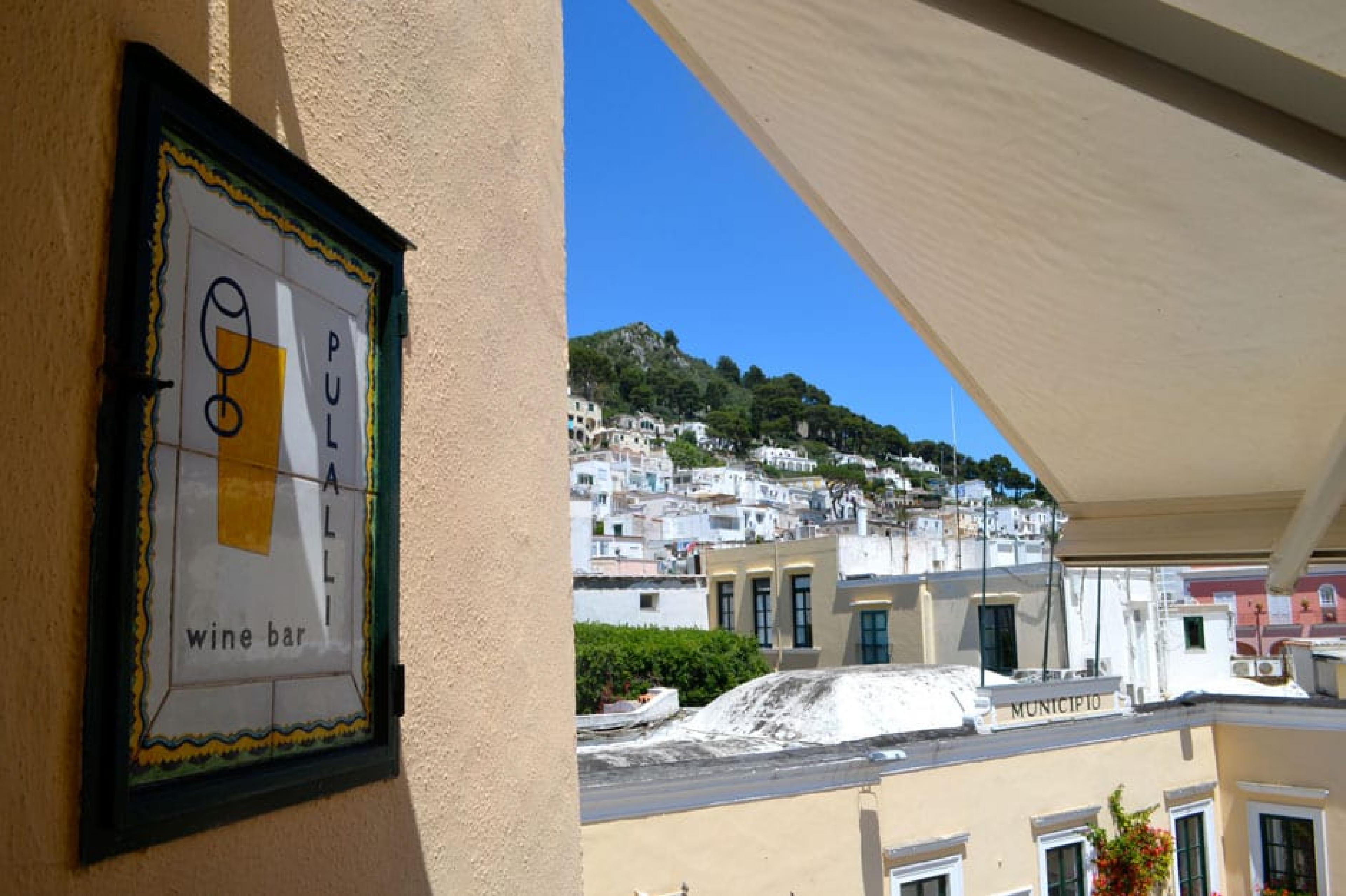 Exterior View : Pulalli Wine Bar, Capri, Italy