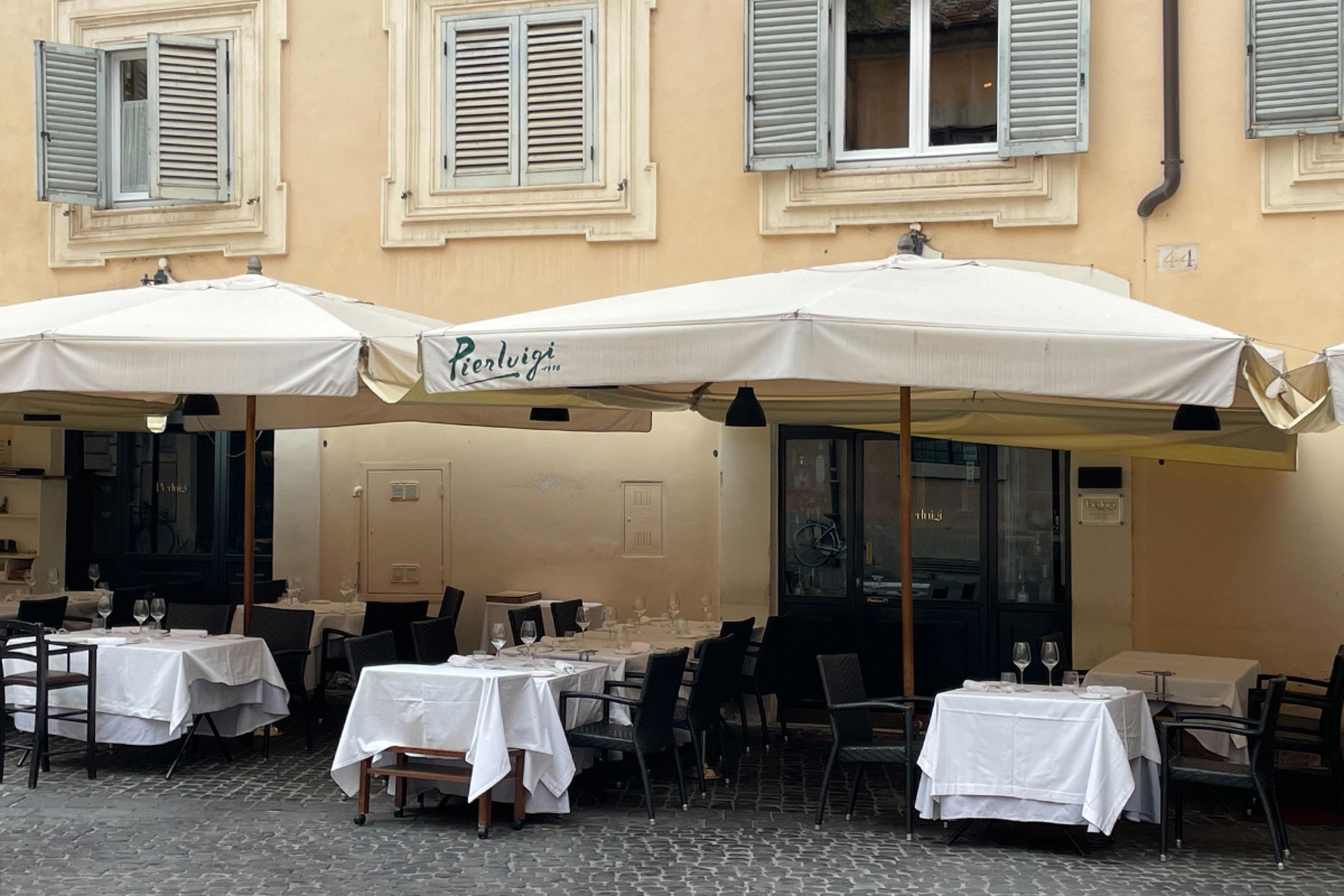 outdoor dining with white tablecloths in Rome